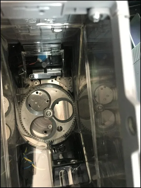 (單程票代幣售票機零錢投入孔及內部分類系統照片，