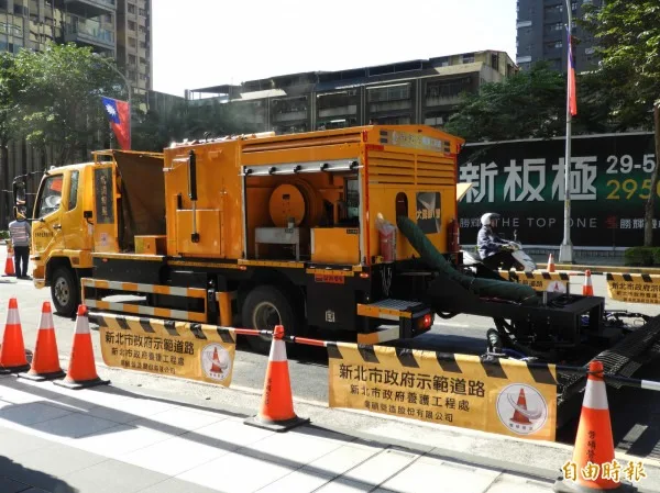 (熱再生修補車施工進行圖)