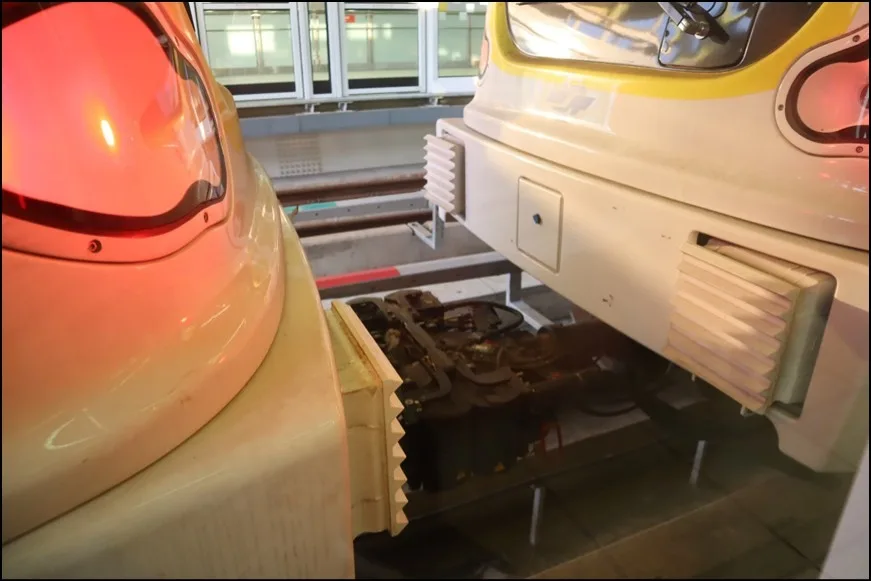 (「八車連結」將事故車推回機廠，