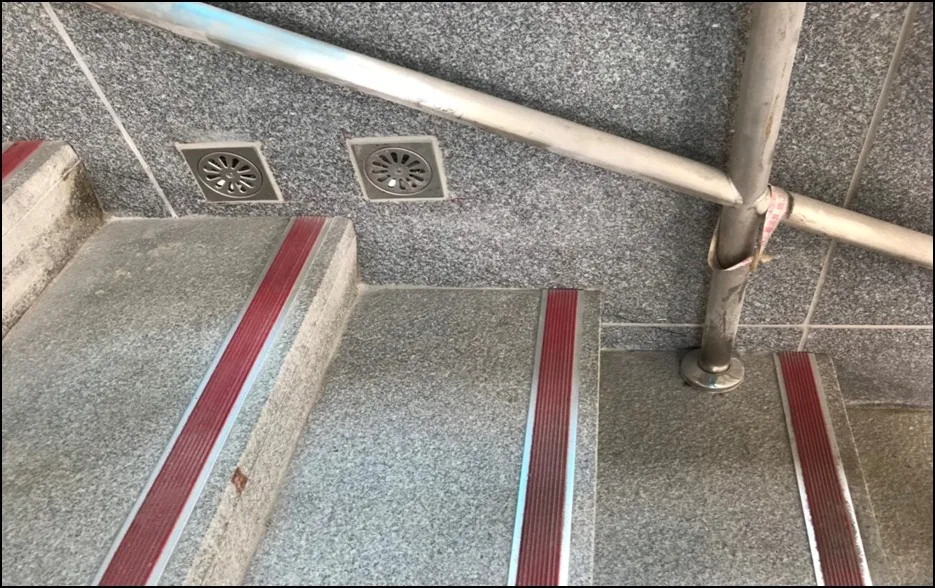 (孔蓋裡面有感應器，