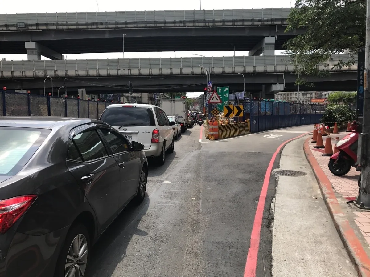 （圖說：連城路加開右轉車道）