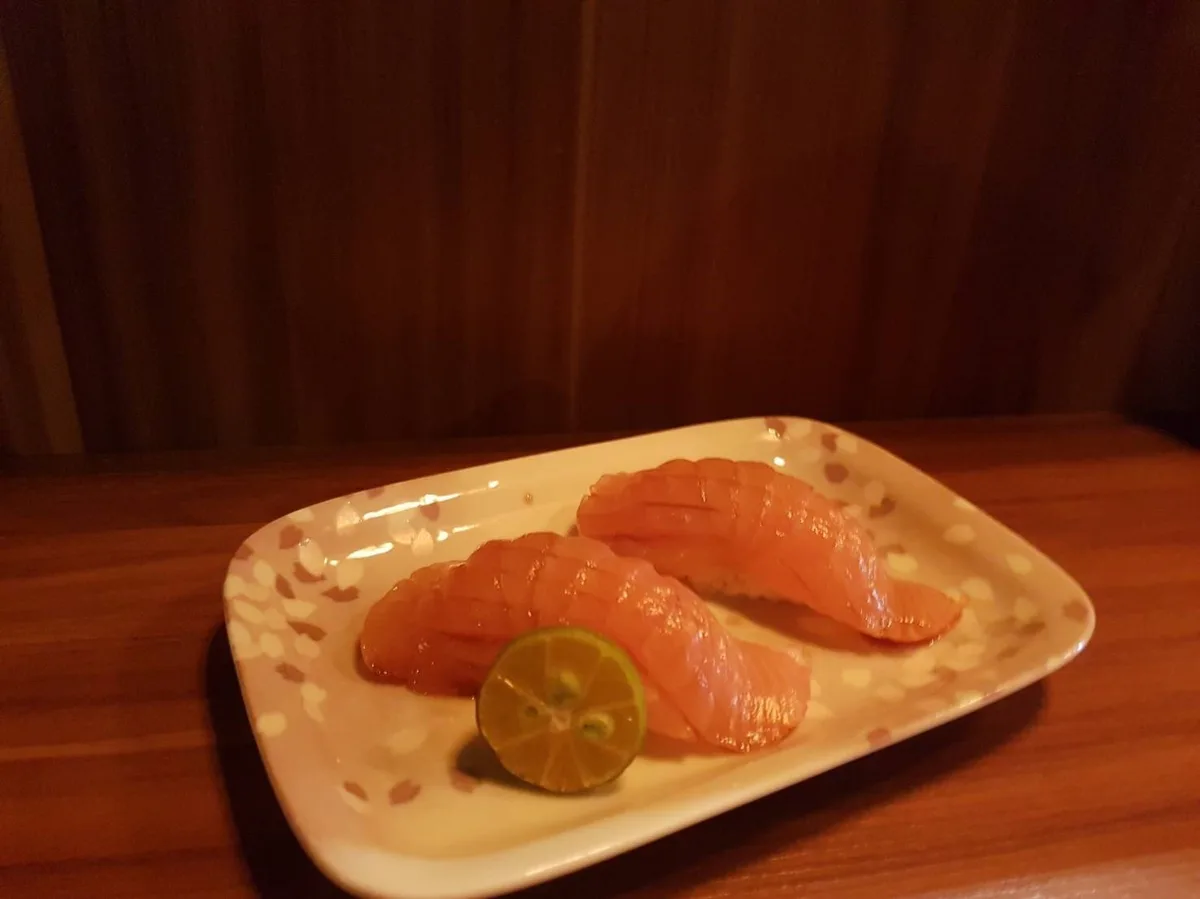 新鮮的鮭魚握壽司