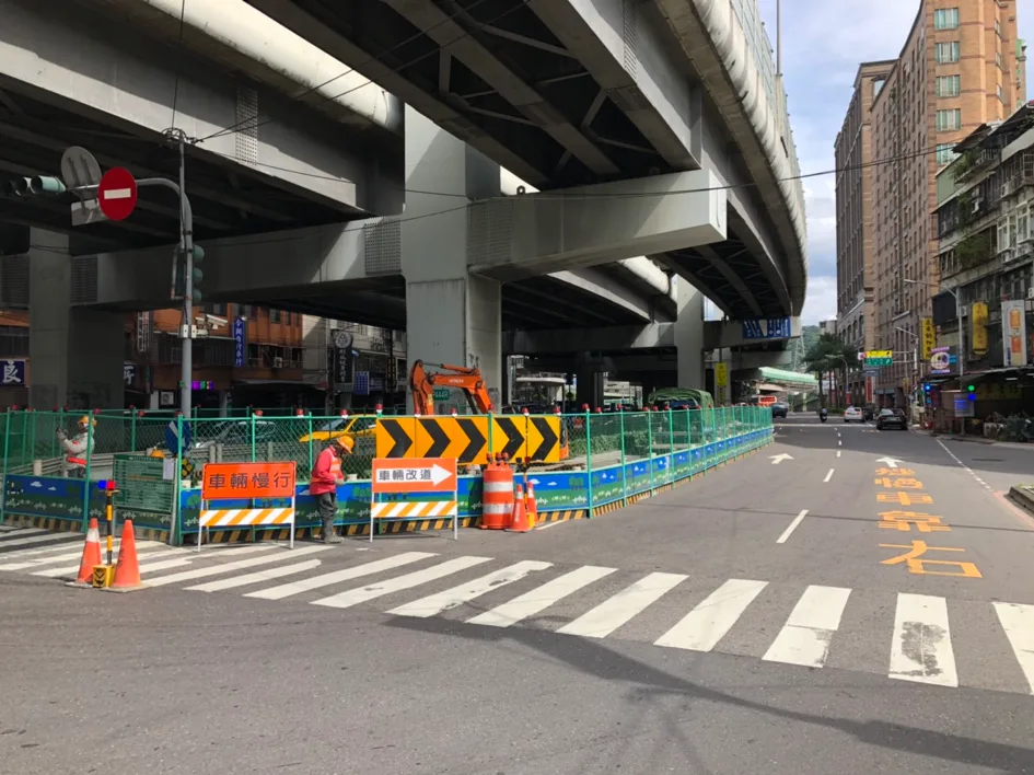 （圖說：排樁工程第一階段圍籬設置(路口西南側）