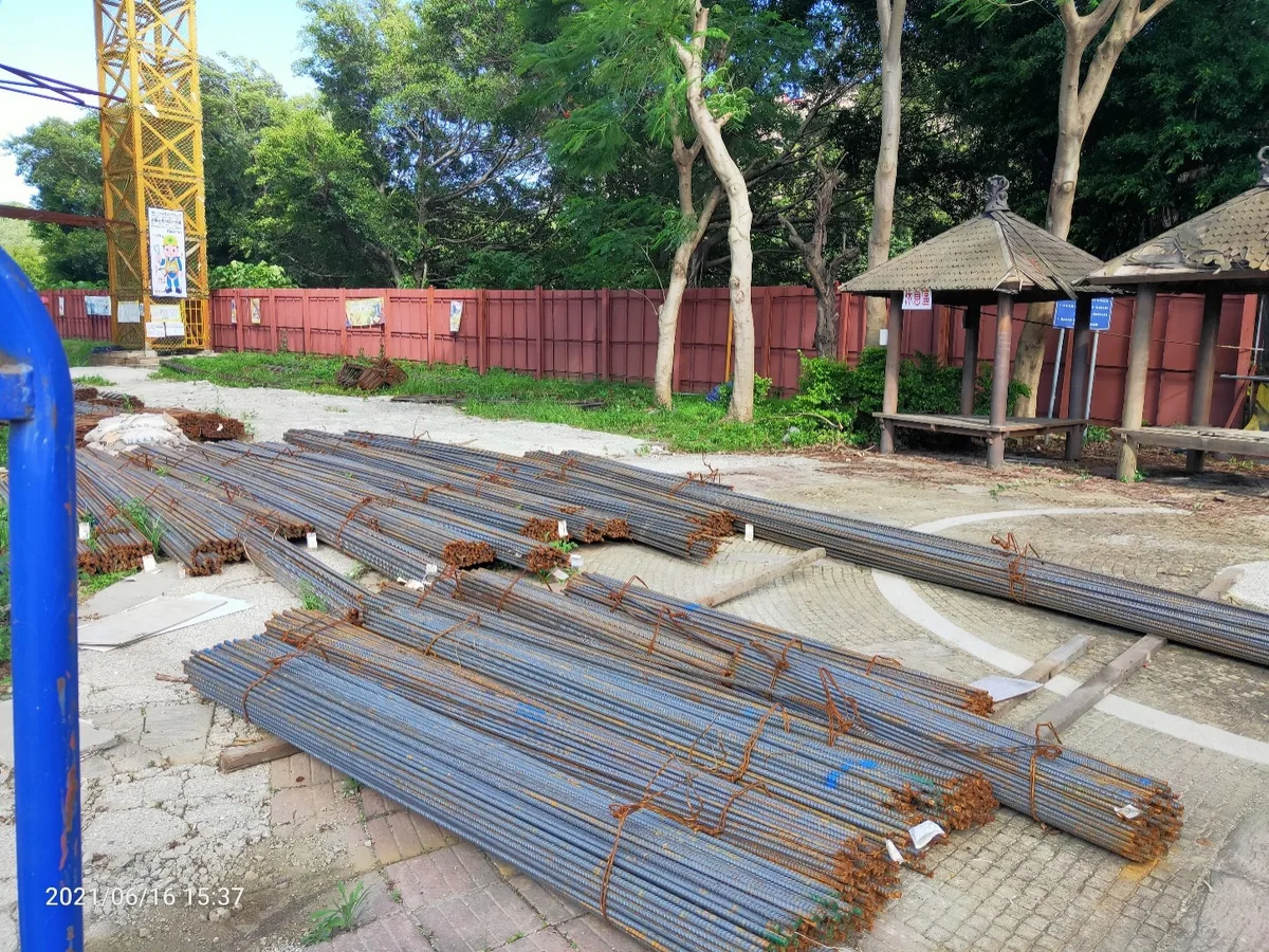 鋼筋運抵工地時都是成綑，一根根都是直的