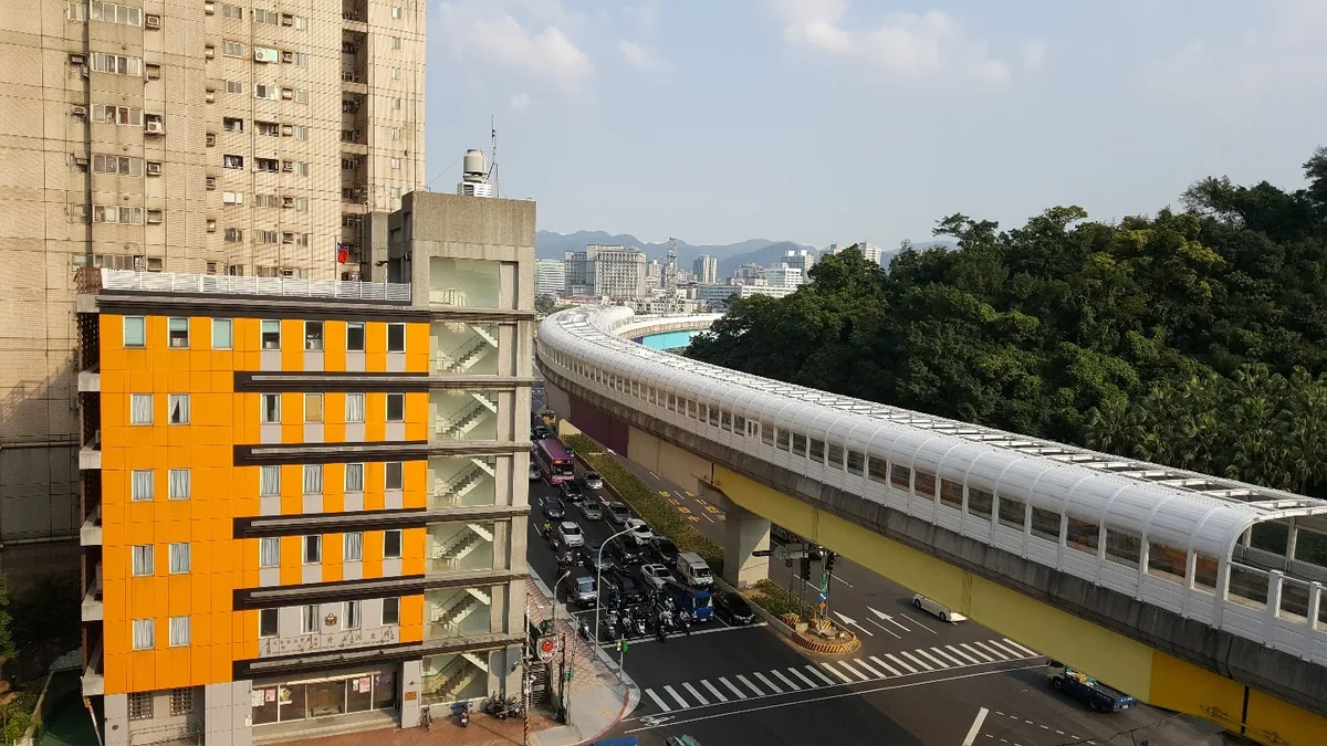 （圖說：由新北環狀線秀朗橋站共構大樓上方遠眺之景象）