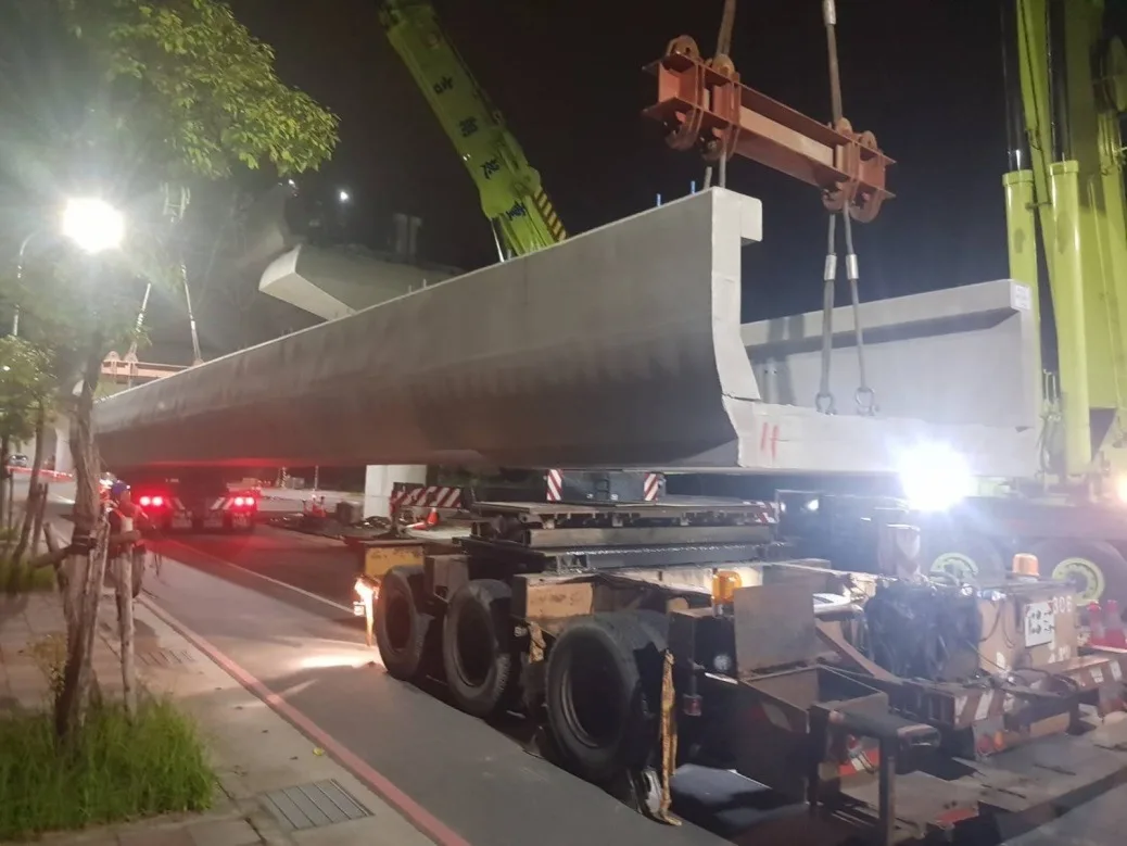 （圖說：三峽龍埔路預鑄U型梁夜間吊裝）
