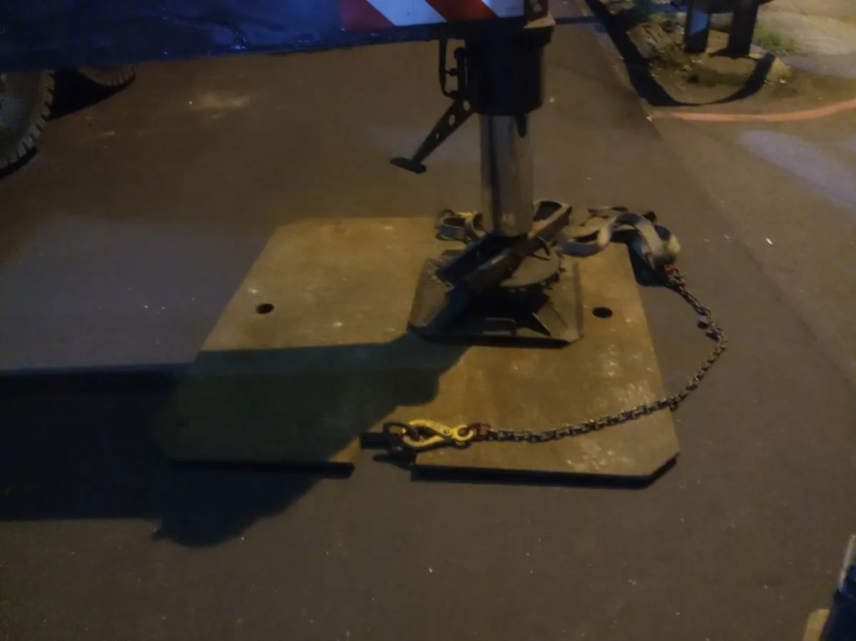 吊車的腳撐撐妥