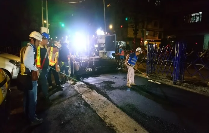 (壓路機鋪設道路鋪面施工進行圖，由施工團隊拍攝)
