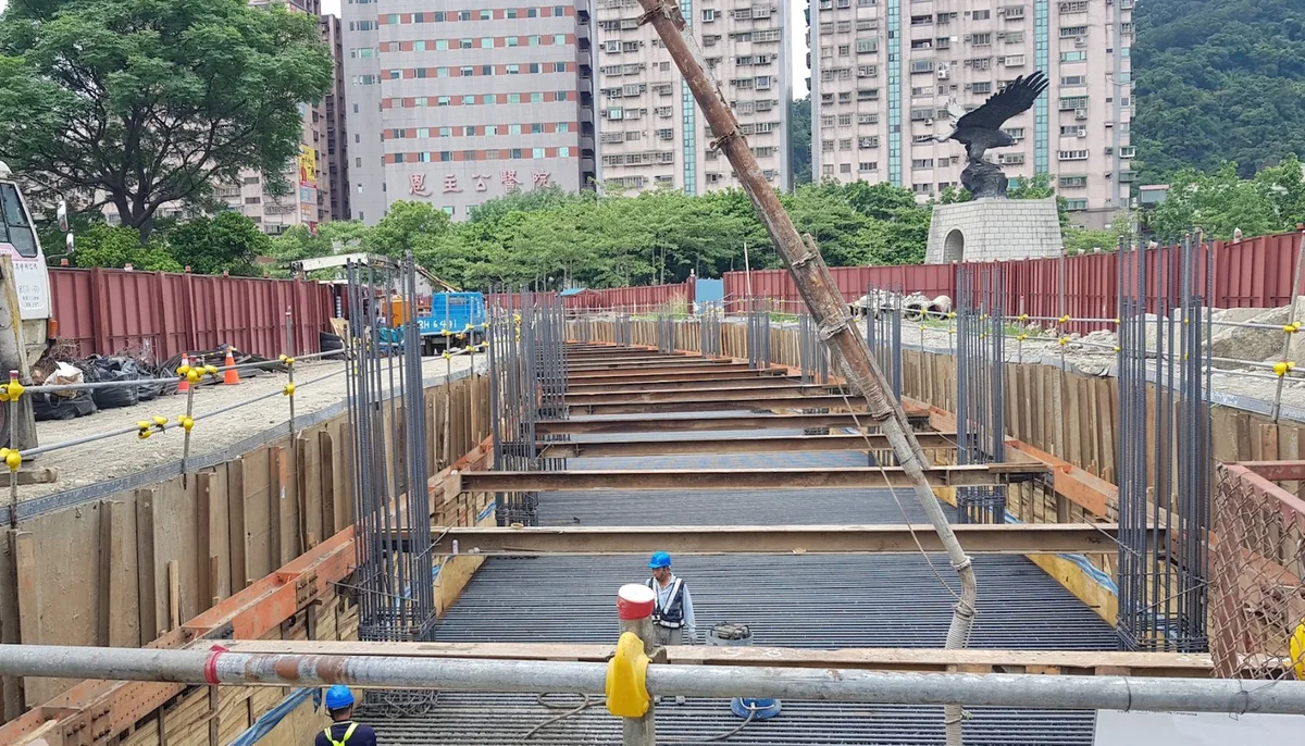 （圖說：飛鳶廣場拱橋施作）