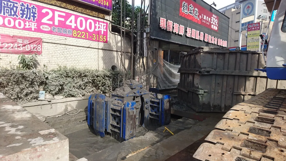 （圖說：導溝施工完成後，供大型機具導引挖掘。）