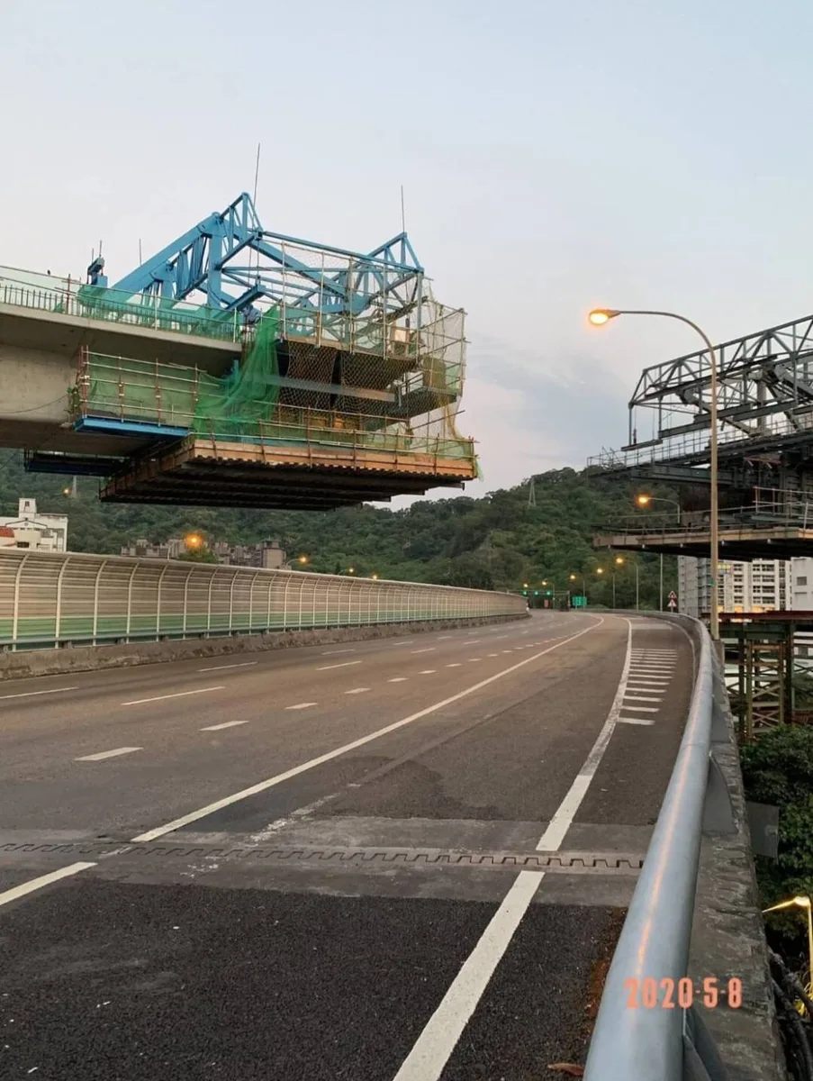 跨越國道懸臂工作車安全防護外觀