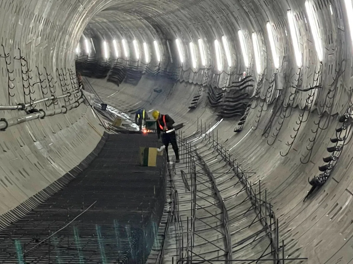 潛盾隧道仰拱鋼筋作業中