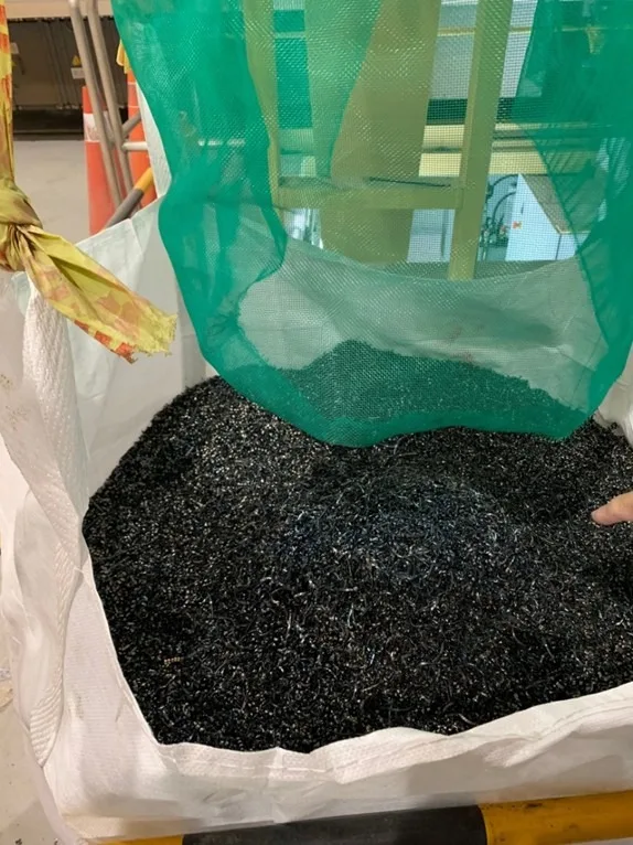(切削完的鋼片切細並蒐集成袋)