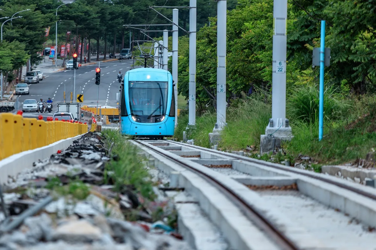 ▲輕軌與一般道路並行