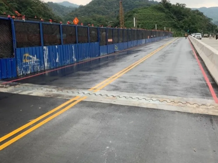 🔺新安泰路高架橋面鋸齒型伸縮縫