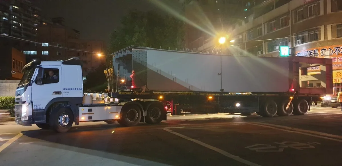 拖板車將鋼箱梁構件送到吊裝現場