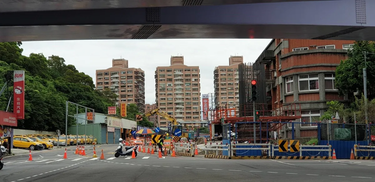 道路緊急封閉，員警義交協助引導車輛配合改道