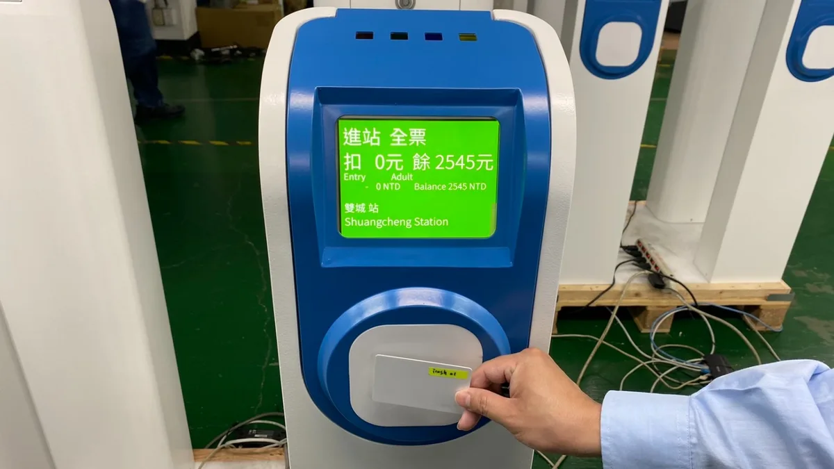 安坑輕軌刷卡機實機測試-進站刷卡測試