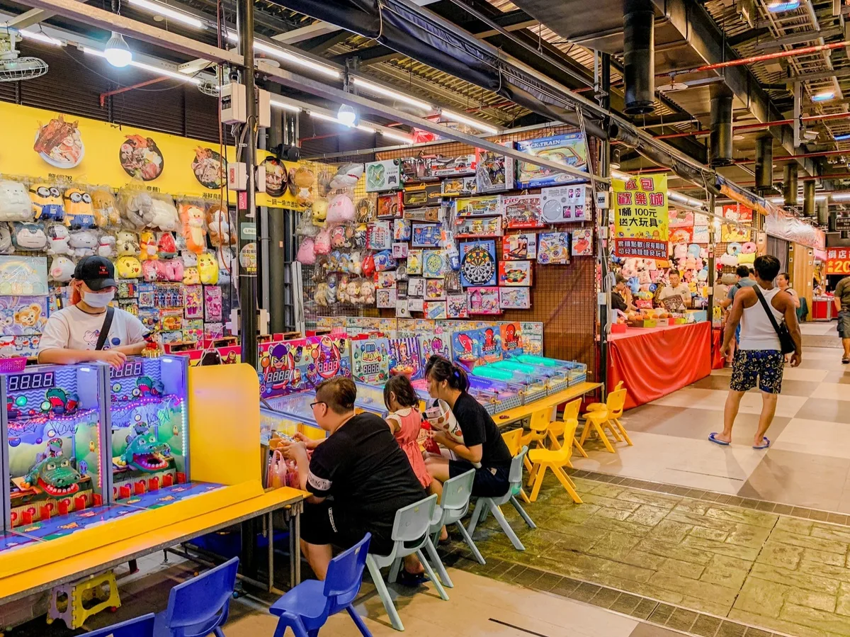 🔺逛夜市不可或缺的遊樂天地！大小朋友都喜歡的彈珠檯、套圈圈、射氣球等...應有盡有。