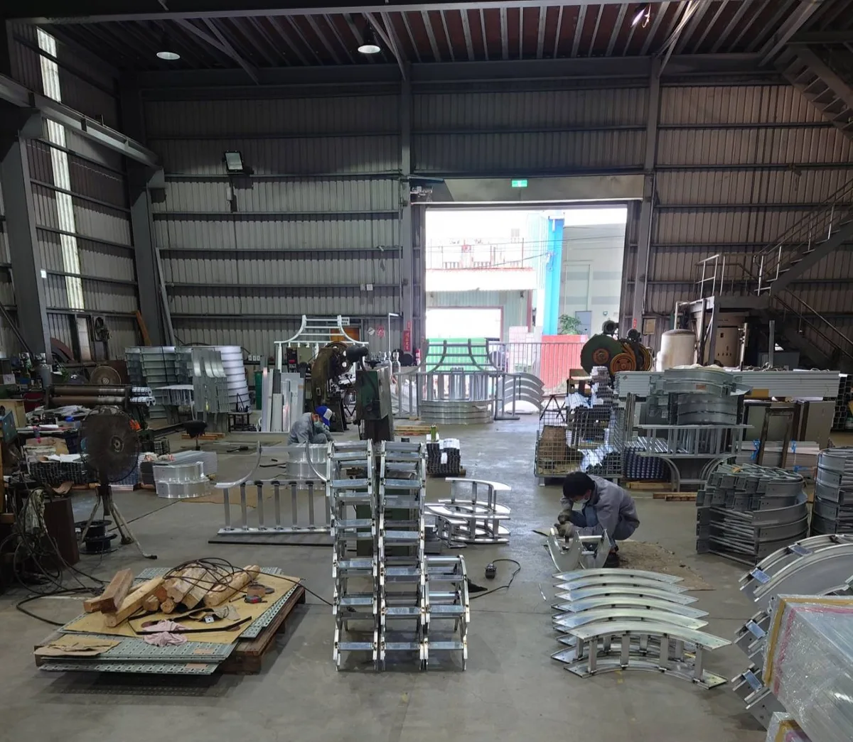 電纜線槽架製作過程-線架彎頭焊接後焊渣清除作業