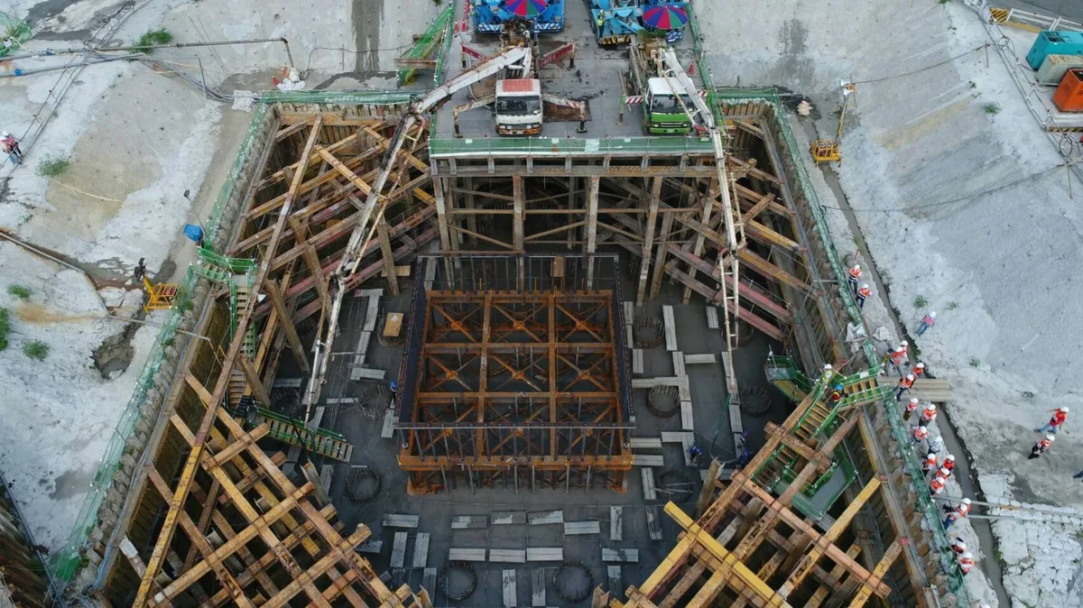 （圖說：P9-16主橋墩結構基礎混凝土澆置）