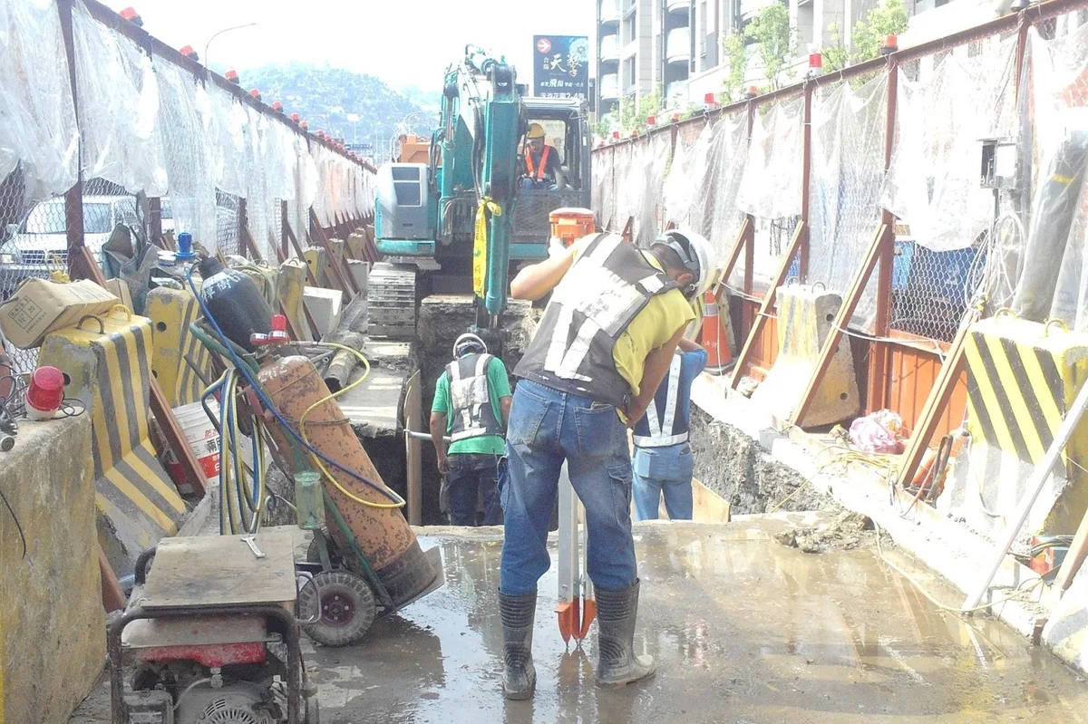 （圖說：安和路一段管線遷移作業情形）