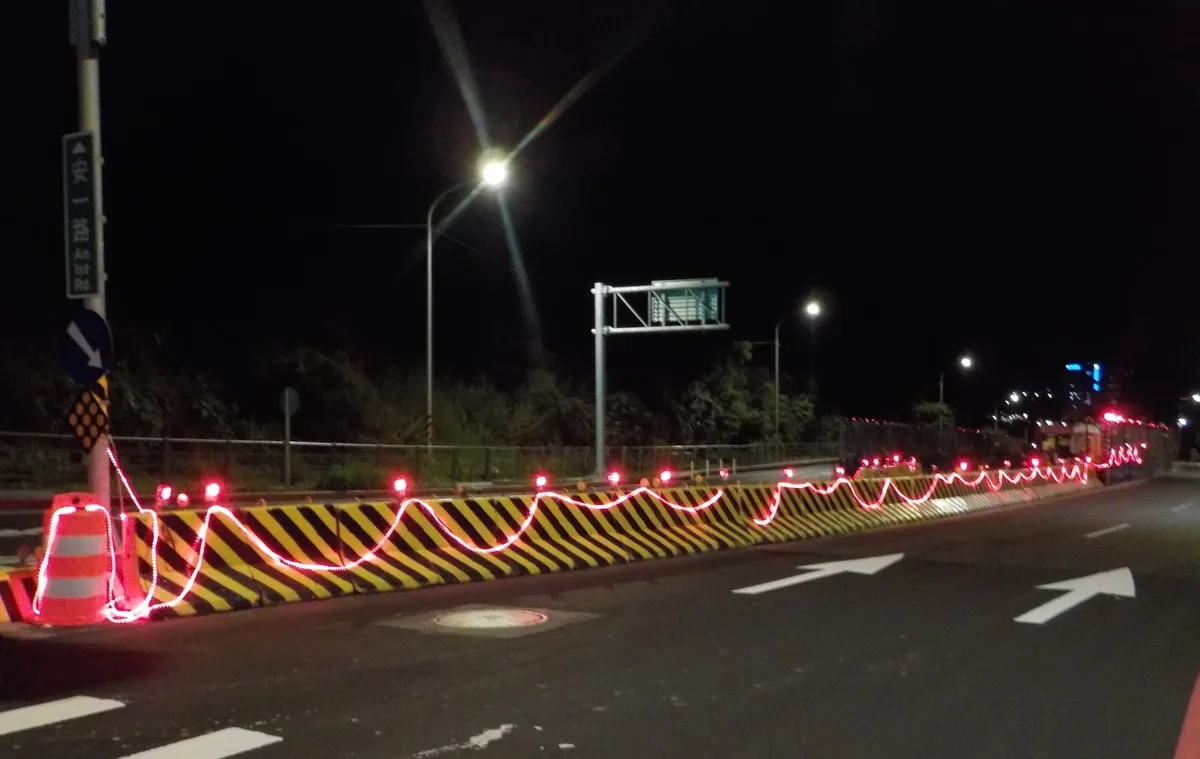 （圖說：於施工區域之紐澤西護欄增設水管燈，用路人提醒道路縮減。）