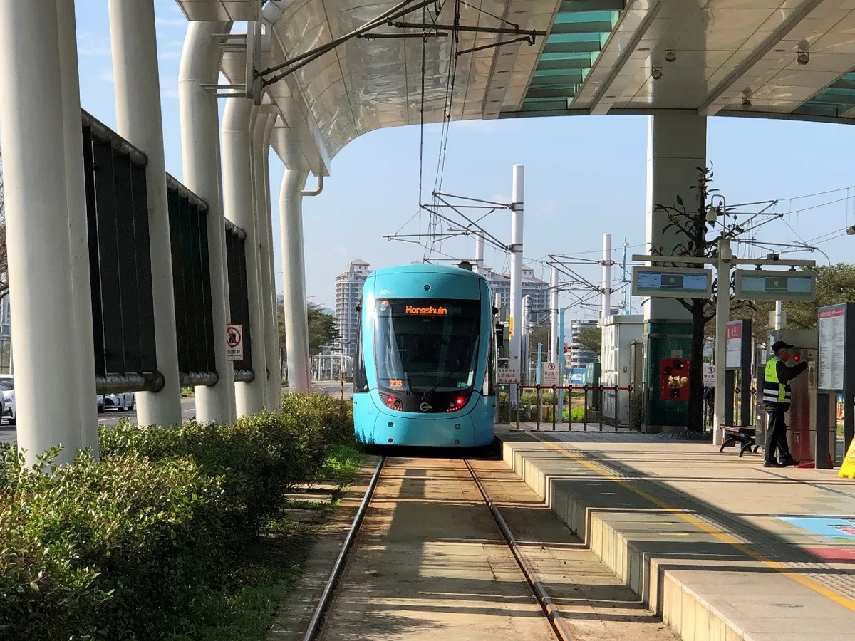 開放式車站結合民眾生活空間為設計出發點，保留車站動線簡單明瞭特色！