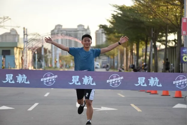 (耶誕嘻哈跑趴，見軌就跑，