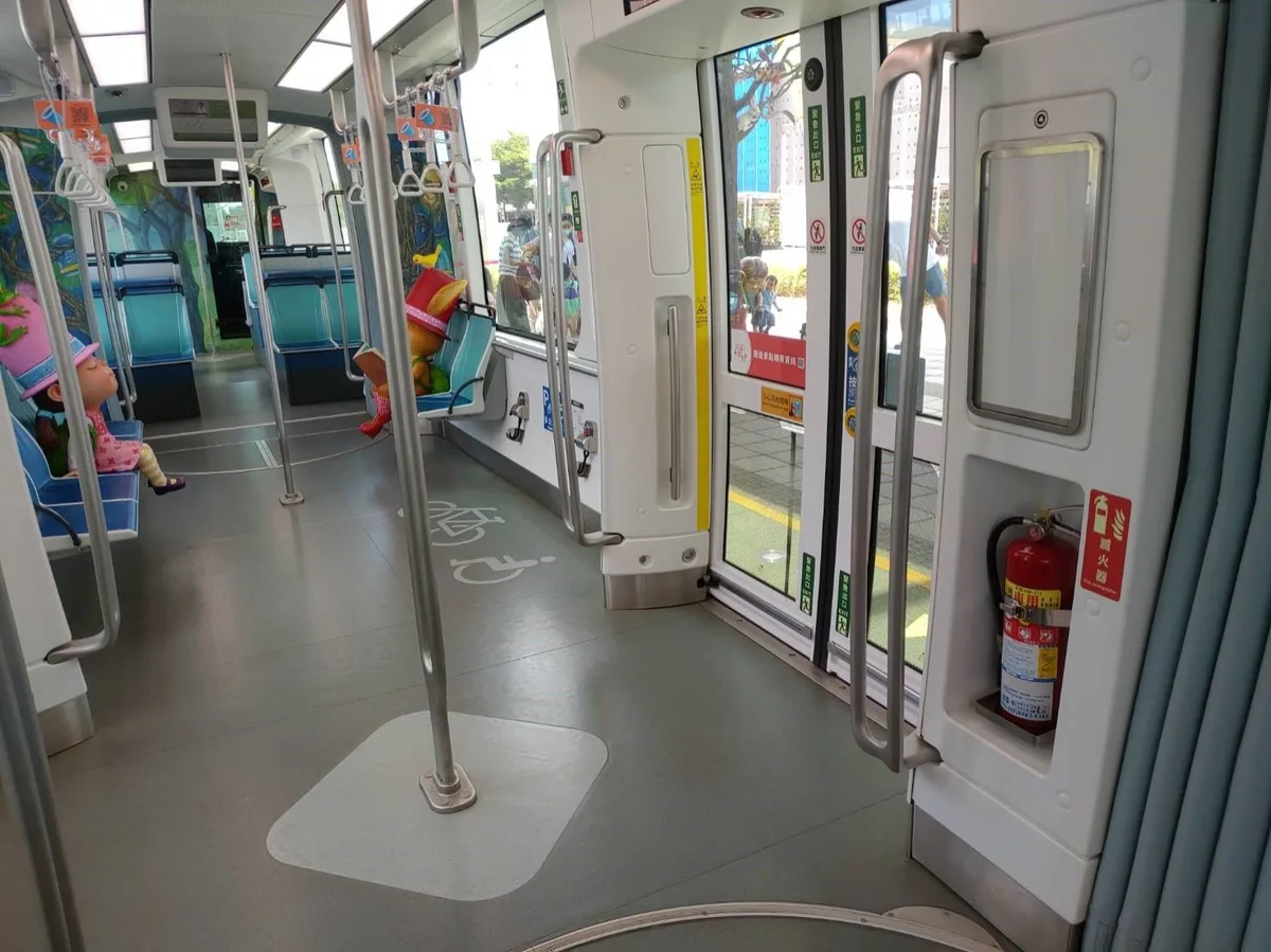 每個車廂配有一具加壓式乾粉滅火器，共有7個滅火器
