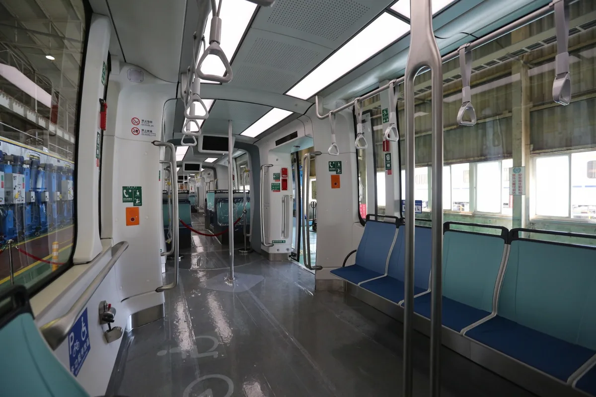 （圖說：淡海輕軌列車內縱向排列座椅）