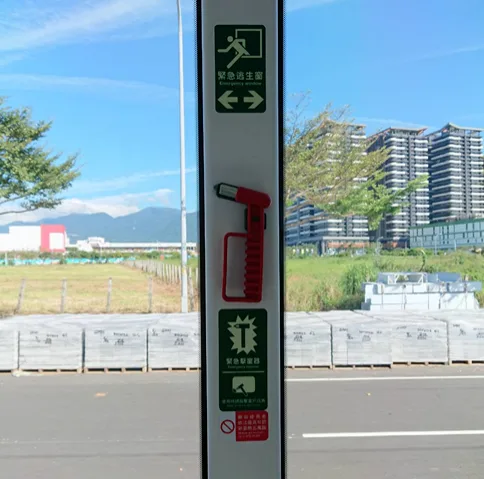 （圖說：淡海輕軌列車配置的擊窗器）