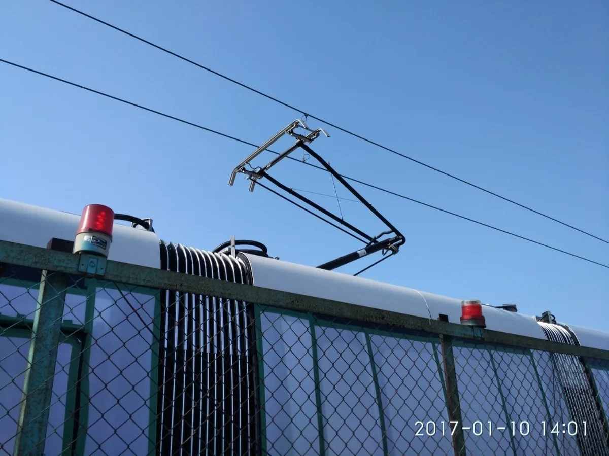 淡海輕軌跟世界上大多數的輕軌系統一樣，保留利用集電弓接收電力的特色，讓淡海輕軌更貼近大家所熟悉的輕軌形象。