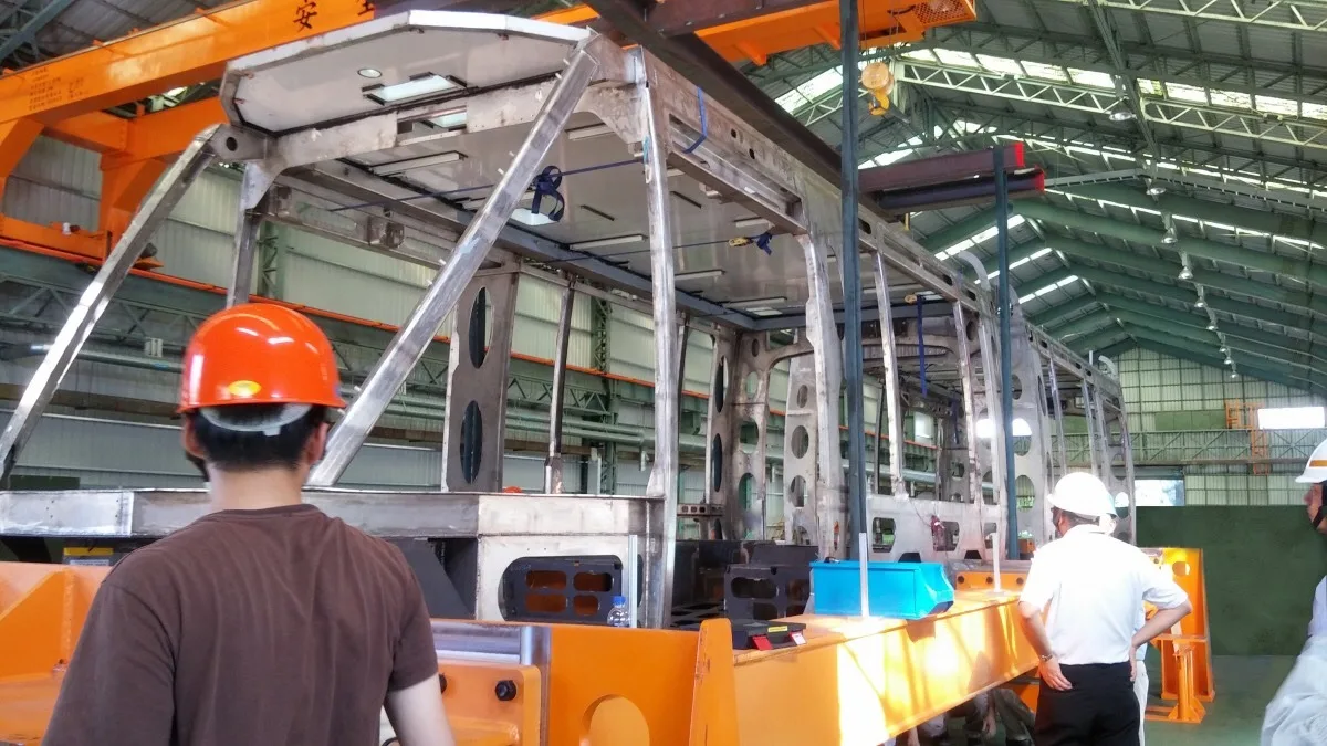 這些小車剛做完膠合，車頂板、地板、玻璃都裝好了。準備作電裝，拉線路。