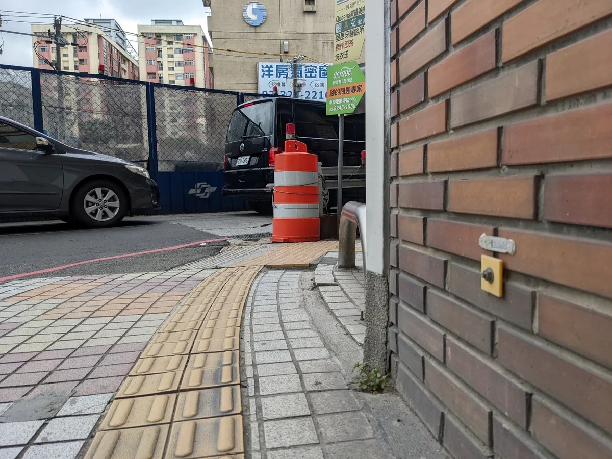 你有觀察過你家的外牆上多了小螺絲釘嗎？