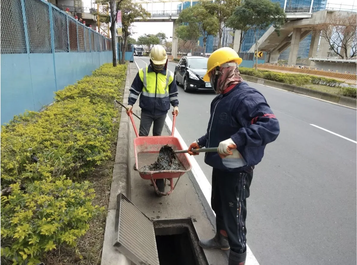 定期辦理側溝清淤作業