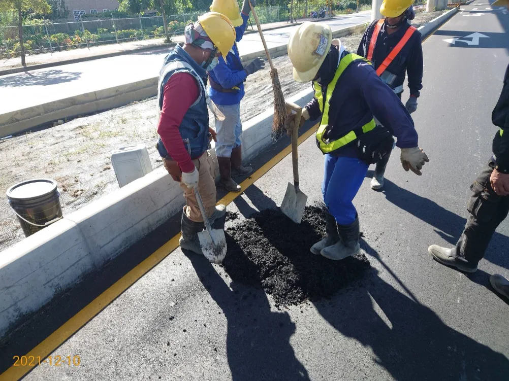 以冷料臨時修補道路坑洞，待後續再辦理方正修補