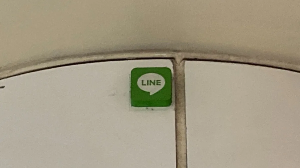 台北車站等候月台白色柱子上方(綠色圖示（LINE圖示）