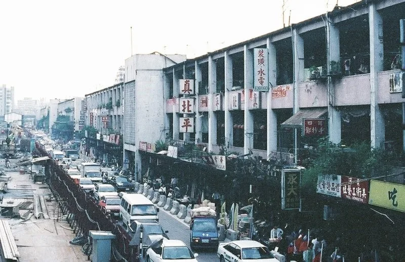 中華商場，左側已開始鐵路地下化施工
