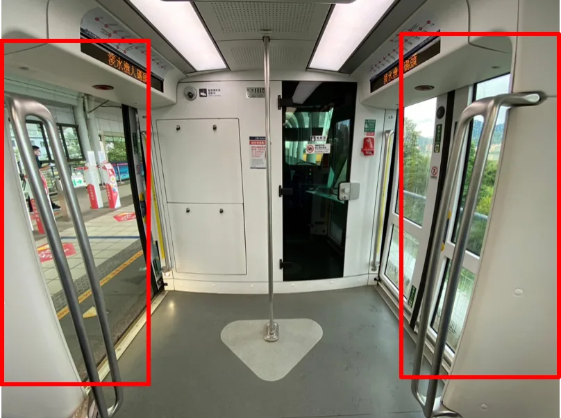 客室車門側邊垂直式握桿，在車門旁設置握桿，提供旅客使用，確保旅客上下車之安全