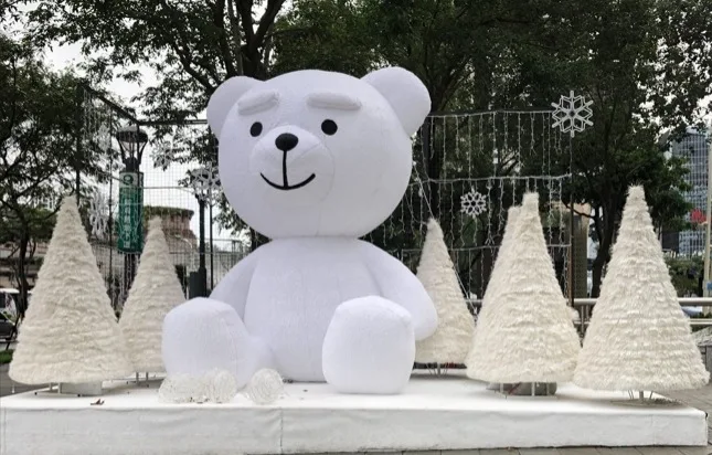 耶誕城首度化身銀色雪白之城，降下如幻似真的初雪，從燈飾、裝置到市集，讓耶誕城充滿雪國的白色浪漫。