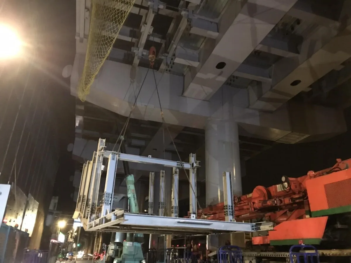 夜間吊裝的情形(吊裝位置在站體下方)