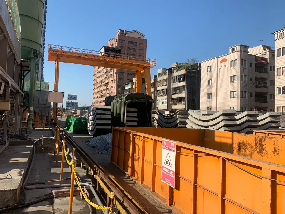 地面層工作天車。
