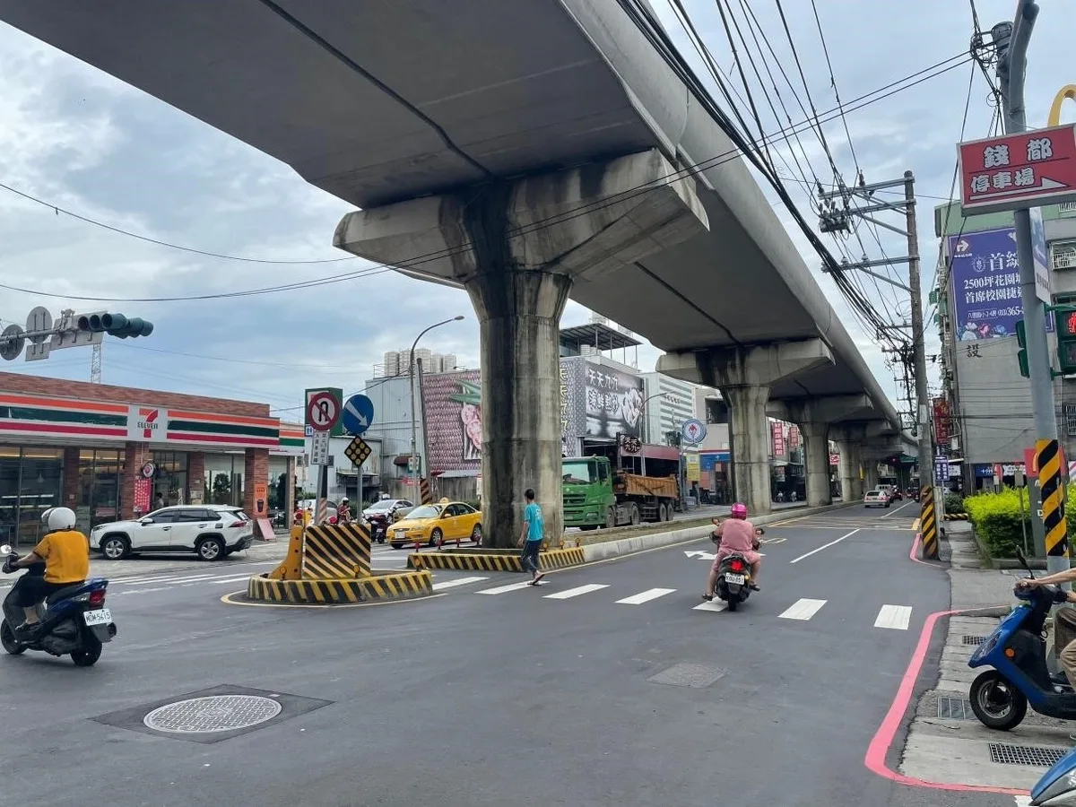鶯桃路、鳳鳴路口設置庇護島完成後照片。