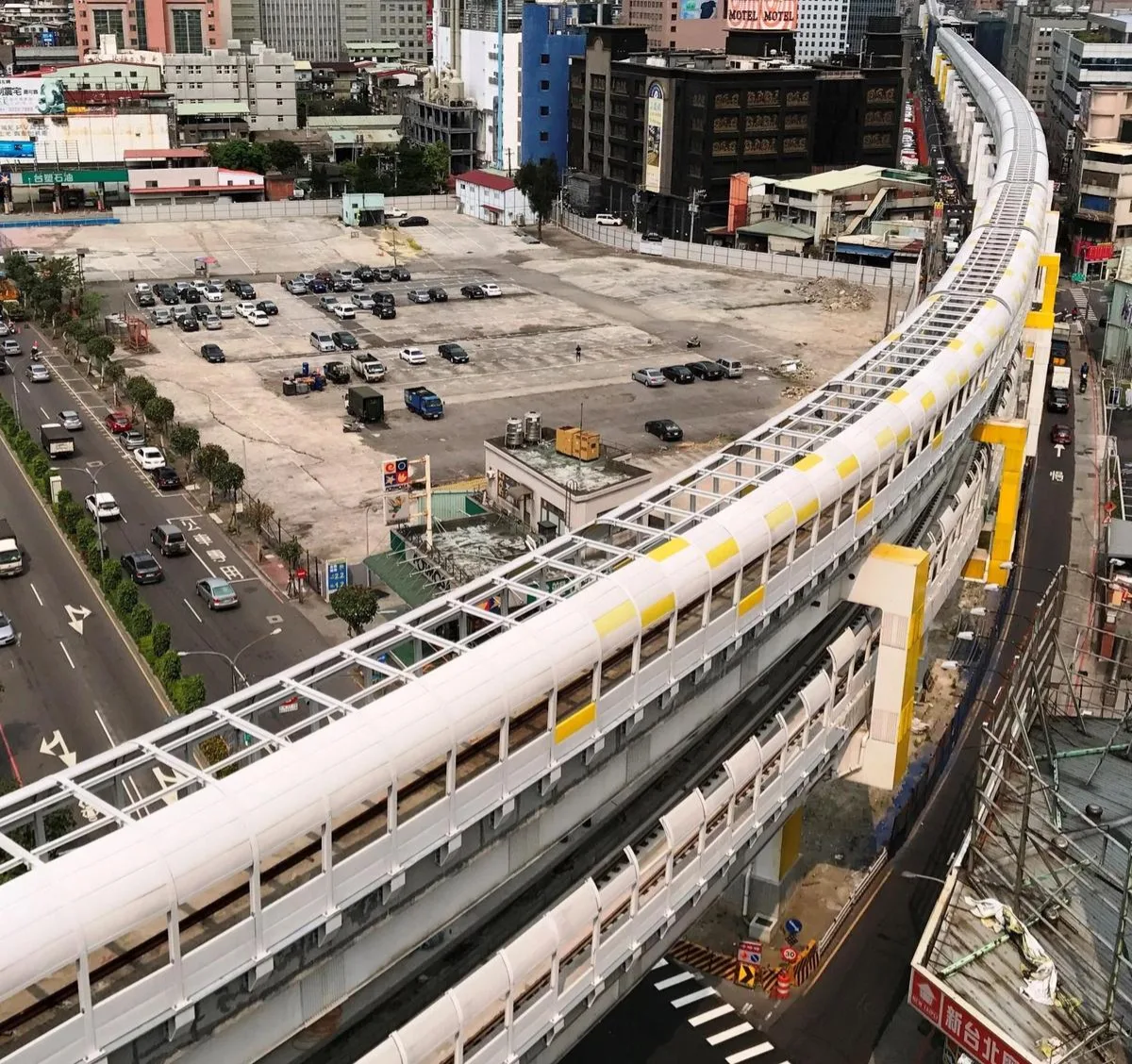 中和地區道路較為狹窄，因此採用「疊式高架」設計