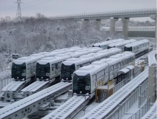 ▲被白雪覆蓋，駐車場內的Linimo列車們 愛知高速交通株式会社 https://www.linimo.jp/)