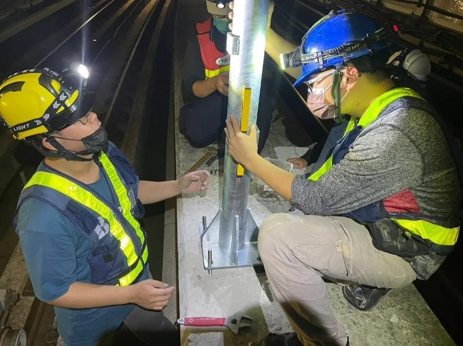 捷運新北環狀線Y16無線電天線支柱抱桿安裝