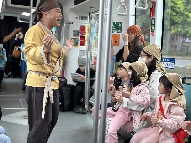 民眾在搭乘淡海輕軌「滬尾毋免驚」列車途中，與主角阿水共同解開關卡，透過故事演出回顧滬尾歷史戰役