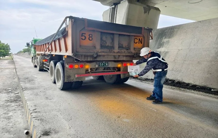 跟車確認運土車輛是走指定路線前往
