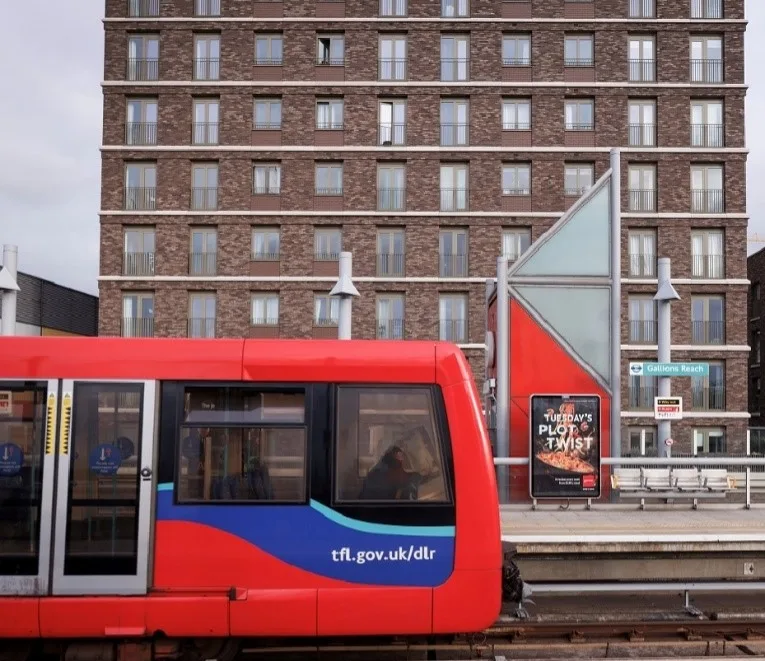碼頭區輕軌鐵路（英語：Docklands Light Railway，縮寫DLR）